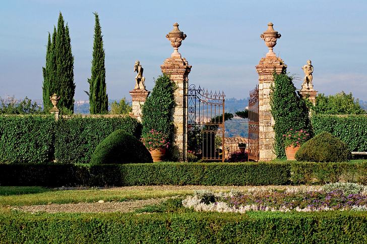 Старинные ворота ведут в юго-западную часть поместья — к пруду с золотыми рыбками, огородам и виноградникам. Кстати, вино на вилле ди Джеджано делают с 1725 года.