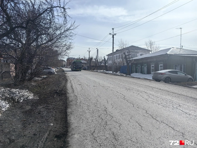 А это дорога в частном секторе в Зареке. Понятно, что нагрузка на нее не очень большая, но по ней дети добираются до школы  | Источник: Павел Красоткин / 72.RU 