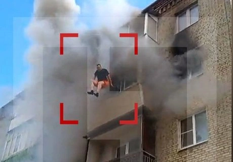 Семья с детьми выпрыгнула из горящей квартиры (видео) | ya62.ru
