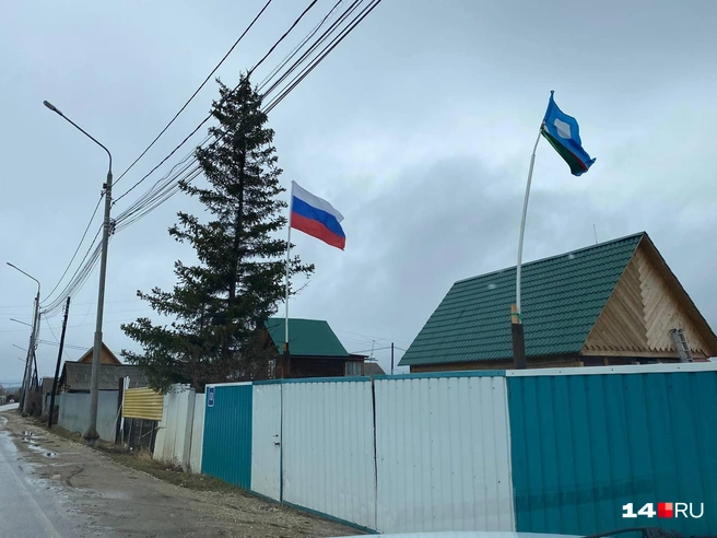 Почти в каждом дворе висят флаги России и Якутии. Табагинцы — патриоты | Источник: Надежда Ефимова / 14.RU