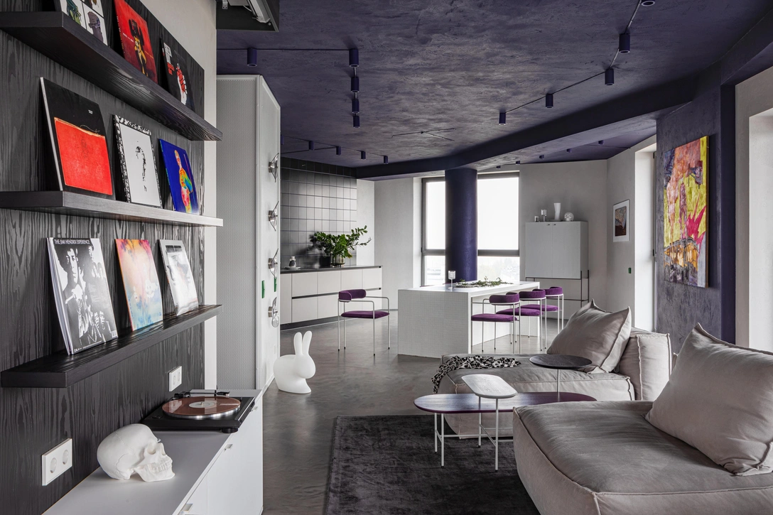 Мягкая зона в гостиной — главное место приема гостей за просмотром фильма на проекторе либо увлеченным прослушиванием винила. | Источник: Андрей Кот