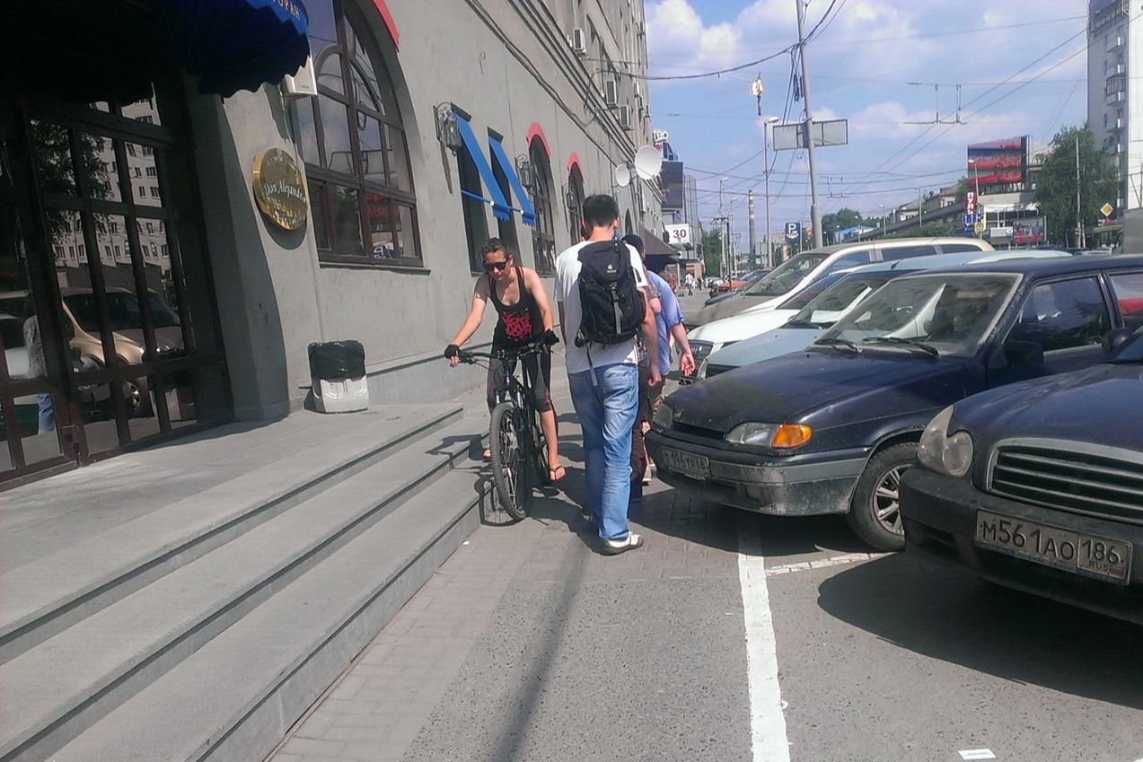 Причин тесноты на тротуарах Екатеринбурга четыре, и самокатов среди них нет  02 июля 2021 - 2 июля 2021 - Е1.ру