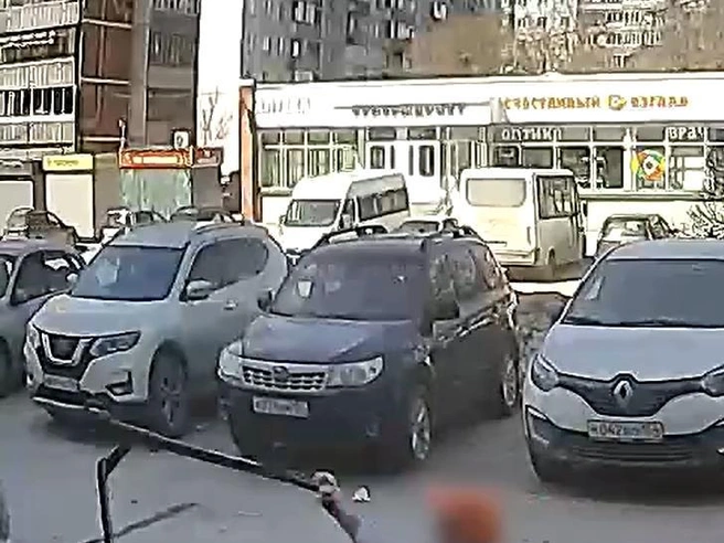 Подросток наносит удар самокатом по голове пожилой женщины у жилого дома | Источник: «Щ, Академ и окрестности» / «ВКонтакте»