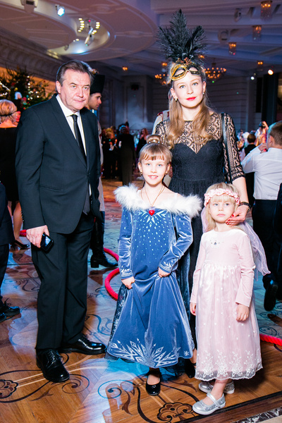 Алексей Учитель и Юлия Пересиль с дочками