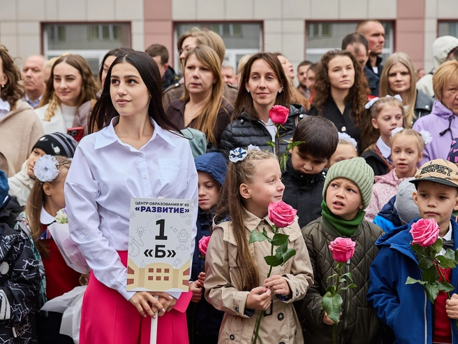 Школьники держат в руках яркие букеты. Некоторые, кажется, удивлены тому, что пришло время сесть за парты | Источник: Александр Ощепков / NGS.RU