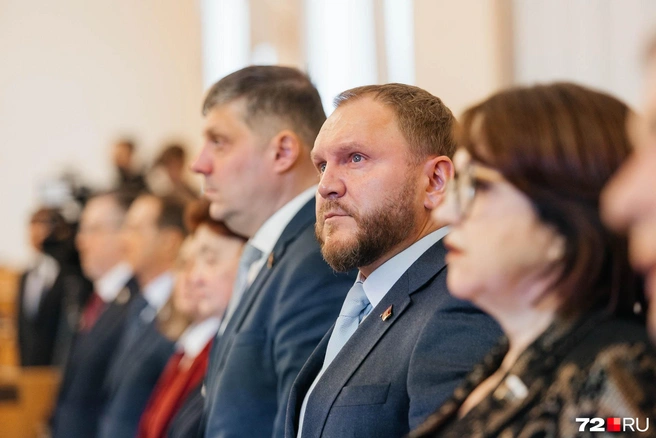 Олег Гальченко (в центре) неожиданно избрался по одномандатному округу пять лет назад | Источник: Ирина Шарова / 72.RU