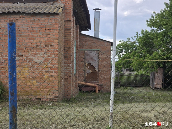 Это задний двор школы с нужником во дворе. Правда, в школе сделали нормальный туалет | Источник: Семен Коротов-Майбах / 164.RU