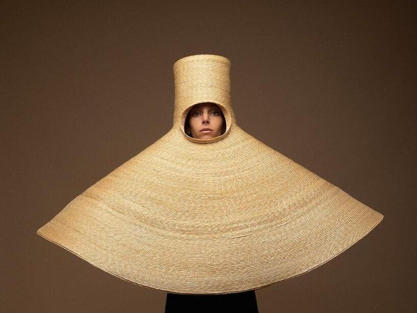 Абажур, дождевик или шляпа? Посмотрите на модный аксессуар от студии Fabulism! | Источник: Дэвид Карсон