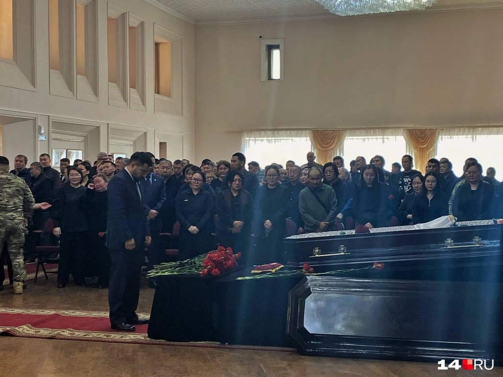 Мэр Евгений Григорьев тоже пришел почтить память Алексея Петрова | Источник: Надежда Ефимова / 14.RU