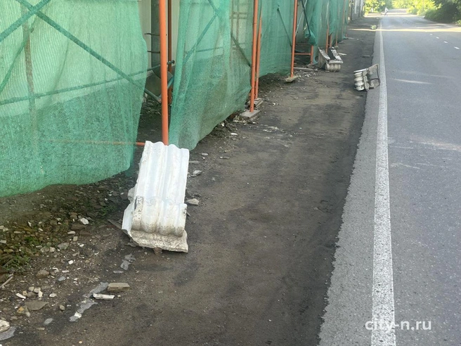 Стоит добавить, что дом № 42 по улице Петракова, о котором идёт речь, был украшен этими декоративными элементами под балконами и карнизами | Источник: www.city-n.ru