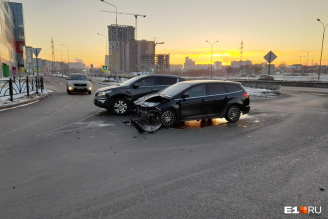 Водитель Ford пожаловался, что вовремя не заметил KIA из-за забора | Источник: Роман Марьяненко / E1.RU