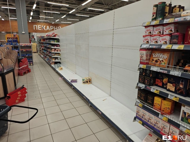 Здесь начали снимать полки. После этого, видимо, уберут стеллаж целиком | Источник: Кирилл Кушнов / E1.RU