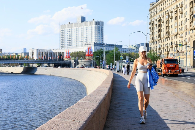  Москвичи с готовностью достали летнюю одежду | Источник: Артем Устюжанин / MSK1.RU