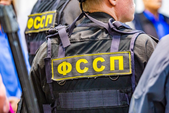 Мужчину приставы отправили на обязательные работы | Источник: Александра Савельева