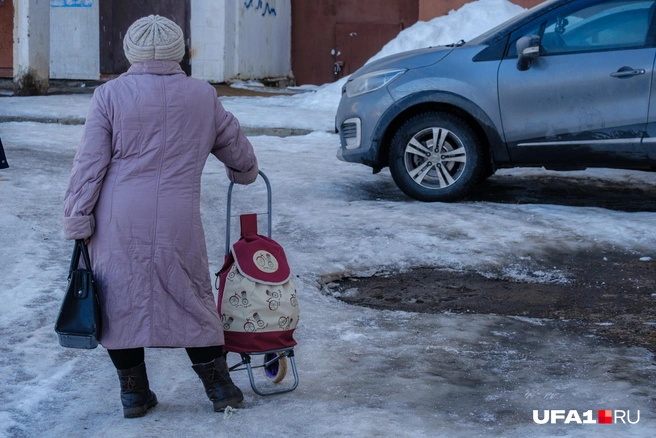 Пенсионерам непросто добираться до магазинов | Источник: Булат Салихов / UFA1.RU