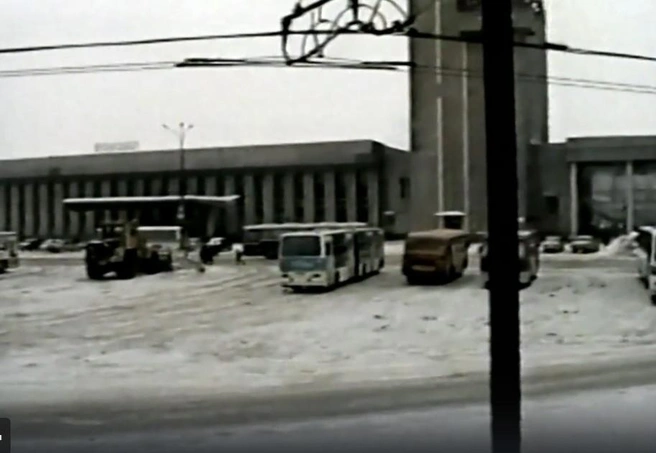 На железнодорожном вокзале оказалась одна из жертв преступной группы | Источник: rutube.ru / «Тюмень Старушка»