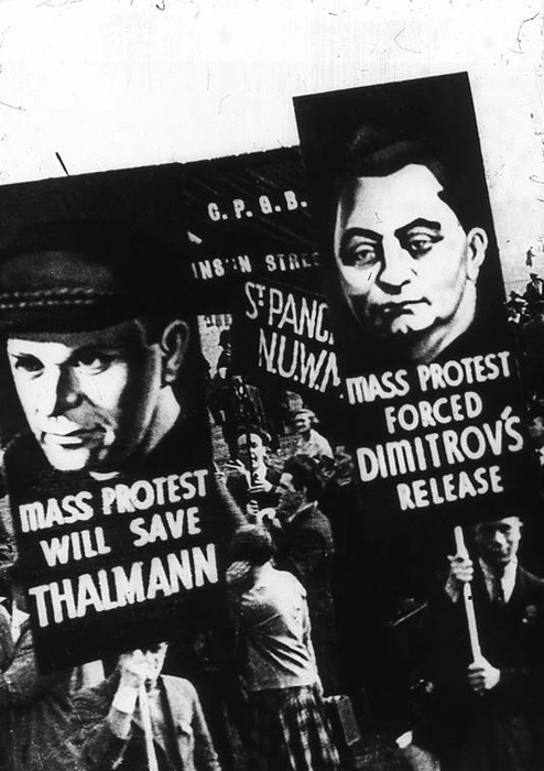 Антифашистская демонстрация за освобождение Г. Димитрова и его товарищей перед немецким посольством в Лондоне | Источник: Сайт «Исторический багаж» / историческийбагаж.рф