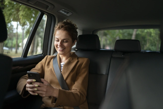 По статистике Drivee, наименее загруженное время для заказа машины по будням стартует после 10:00 | Источник: Ru.freepik.com