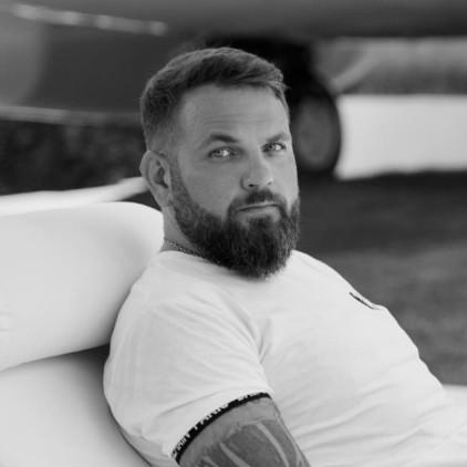 Криптомошенника Романа Новака и его жену тайно похоронили в Петербурге спустя четыре месяца после зверского убийства в ОАЭ