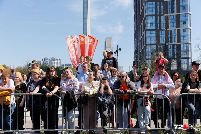 На парад и шествие в Тюмени пришли люди самых возрастов. Смотрите, как взрослые садили деток к себе на плечи, чтобы мальчишки и девчонки смогли всё хорошенько рассмотреть  | Источник: Ирина Шарова / 72.RU