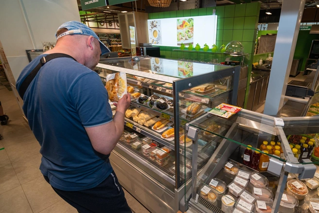 Готовые блюда можно взять самостоятельно, не ожидая продавца | Источник: Сергей Федосеев