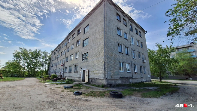 Ничем не примечательное здание&nbsp;—&nbsp;таких по городу полно | Источник: Александр Лисихин / 45.RU 