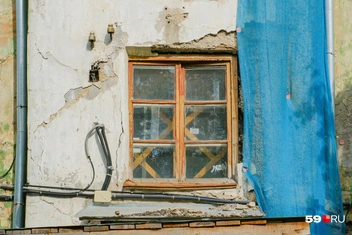 Фасад дома рушился еще три года назад | Источник: Тимофей Калмаков / 59.RU