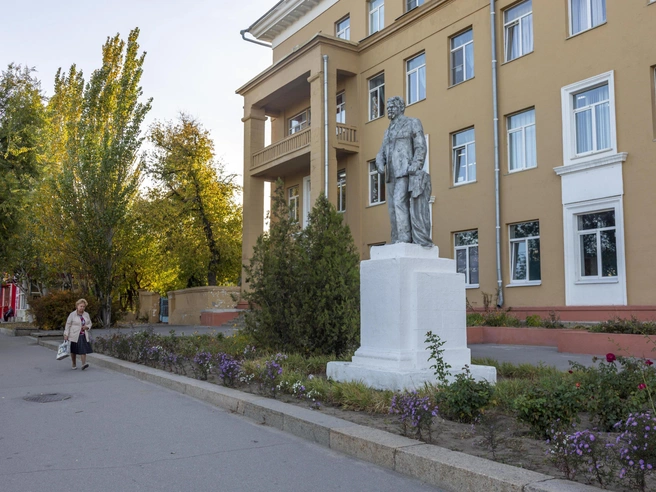 Школа на площади Дзержинского ранее была названа в честь Михаила Калинина | Источник: Константин Завриков / V1.RU
