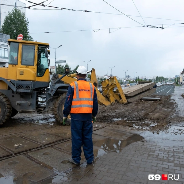 Между Попова и Куйбышева укладывают плети рельсо-шпальной решётки | Источник: Василина Любимова / 59.RU