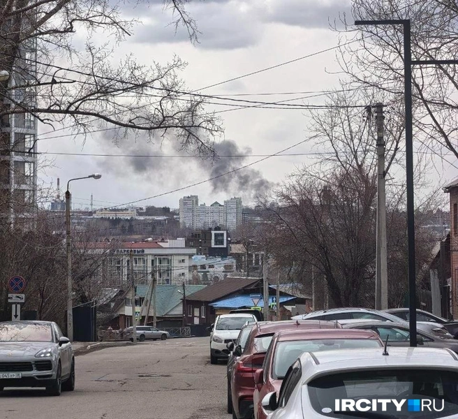 Столб дыма от пожара на Синюшке было видно в Октябрьском округе  | Источник: Алёна Кашпарова / «ИрСити»