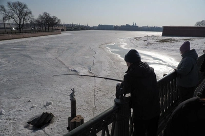 Петербуржцы загорают в марте после рекордного тепла