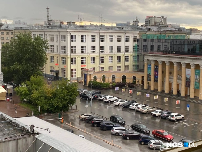 Непогода «дошла» до центра города | Источник: Читатель НГС