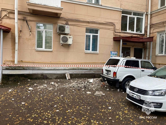 Кусок фасада обвалился, задев машину | Источник: МЧС по Башкирии