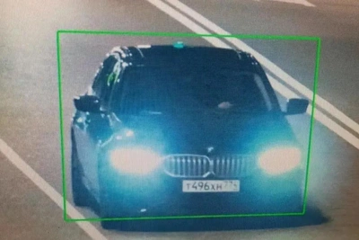 Водитель BMW сбил дорожный знак в центре Сочи и скрылся