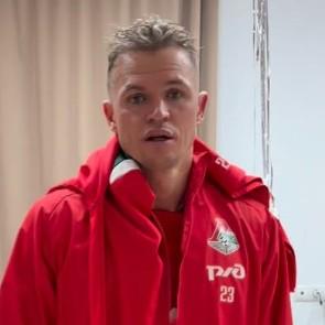 «Похож на бомжа»: Дмитрия Тарасова, гулявшего в центре Москвы, обсмеяли в Сети