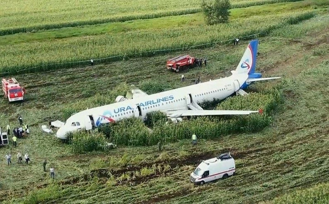 Эвакуация самолета из Борисполя – кому принадлежит боинг с названием Azur Air | РБК Украина