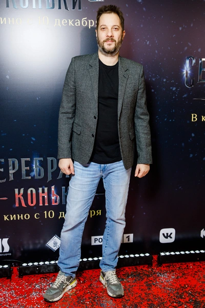 Скромняга Петров, одинокий Виторган и... звезды «ДОМа-2»: премьера фильма «Серебряные коньки» в деталях