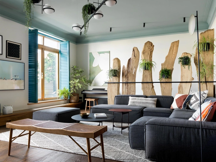 Картины, L.E. Gallery. Табурет, Teak house. | Источник: Сергей Красюк