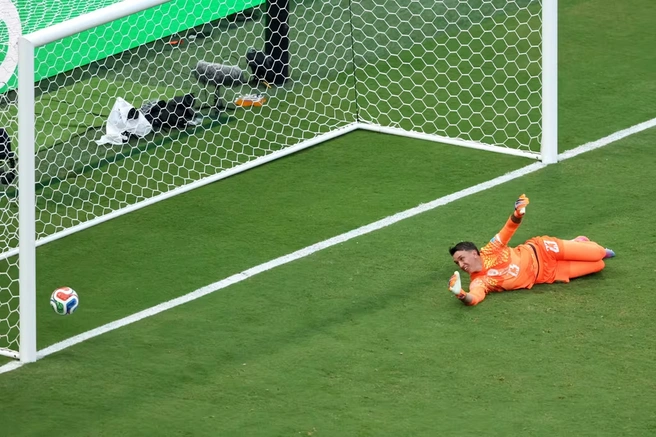 Фернандо Муслера пропускает гол | Источник: Fifa.com