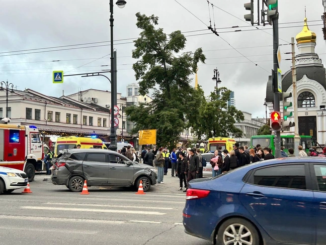Автобус врезался в пешеходов в центре Екатеринбурга. Среди погибших — ребенок | Источник: соцсети