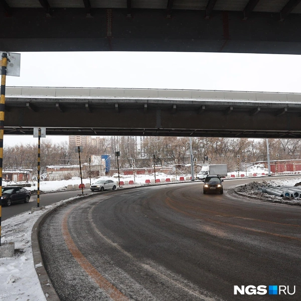 Автомобилистам следует ориентироваться на знаки | Источник: Александр Ощепков / NGS.RU