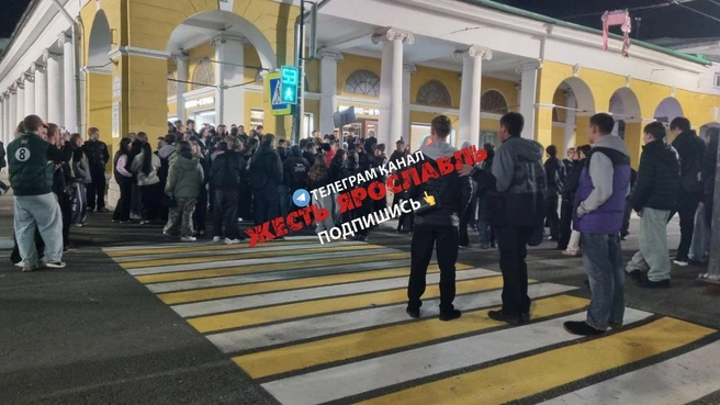 Прохожие собрались на Торговом переулке, где продолжилась потасовка | Источник: «Жесть Ярославль» / Telegram