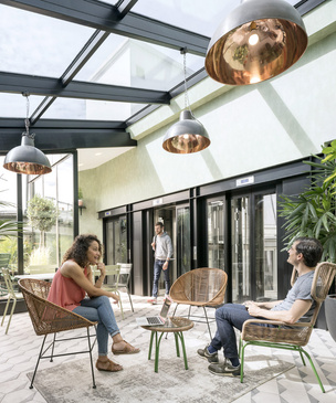 Новый офис компании Airbnb в парижской мансарде
