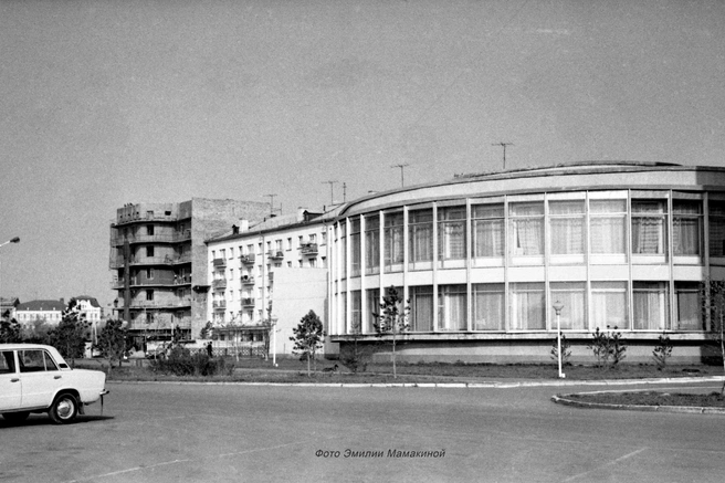 Сентябрь 1982-го. Площадь Бухгольца еще без «Державы» — пусто и просторно | Источник: Эмилия Мамакина / Pastvu.ru