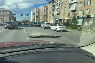 На Российской в Челябинске провалился асфальт