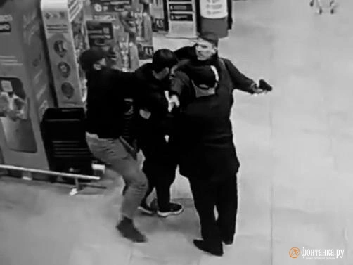 «Люди, помогите, задыхаюсь!» Что известно о смертельной схватке с охраной в петербургском ТРК | Источник: скриншот видео
