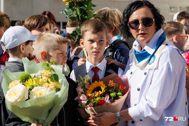Солнцезащитные очки, стильный маникюр, часы, белоснежная рубашка придают этому педагогу особый шарм | Источник: Ирина Шарова / 72.RU