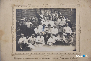 Михаил Лазарев замечен на фото с сотрудниками «Советской Сибири». Он сидит внизу в фуражке, второй справа | Источник: Александр Ощепков / NGS.RU