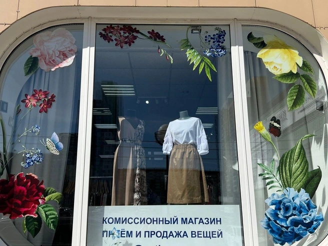 У магазина симпатичная витрина | Источник: Сатин | Комиссионный магазин женской одежды / VK.com
