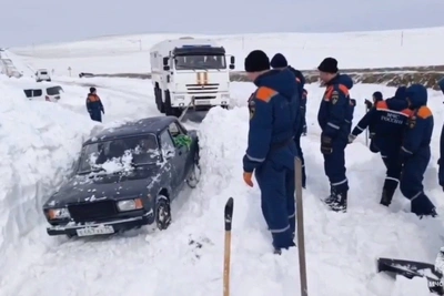 Спасатели вызволили машины из снега в Забайкалье